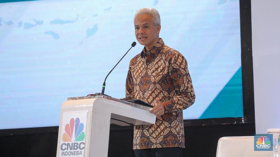 Bakal calon presiden Ganjar Pranowo dalam acara Sarasehan 100 Ekonom Indonesia yang diselenggarakan oleh CNBC Indonesia dan INDEF di Menara Bank Mega, Jakarta, Rabu (8/11/2023). (CNBC Indonesia/Faisal Rahman)