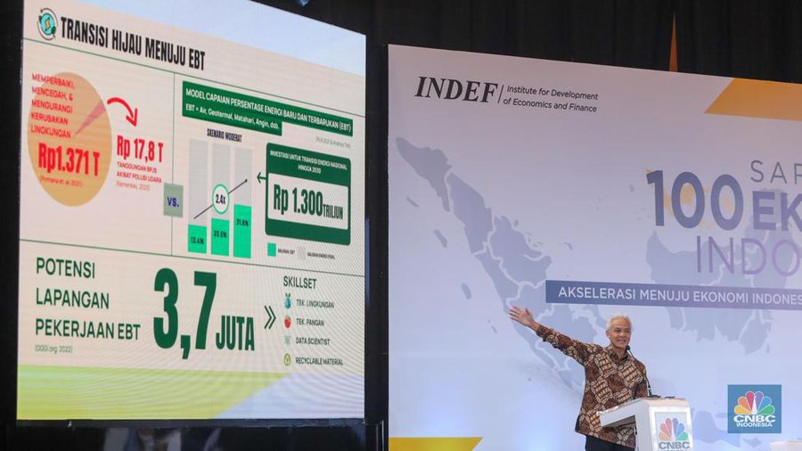 Bakal calon presiden Ganjar Pranowo dalam acara Sarasehan 100 Ekonom Indonesia yang diselenggarakan oleh CNBC Indonesia dan INDEF di Menara Bank Mega, Jakarta, Rabu (8/11/2023). (CNBC Indonesia/Faisal Rahman)