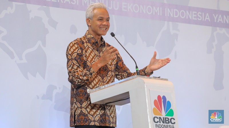 Bakal calon presiden Ganjar Pranowo dalam acara Sarasehan 100 Ekonom Indonesia yang diselenggarakan oleh CNBC Indonesia dan INDEF di Menara Bank Mega, Jakarta, Rabu (8/11/2023). Bakal calon presiden Ganjar Pranowo dalam acara Sarasehan 100 Ekonom Indonesia yang diselenggarakan oleh CNBC Indonesia dan INDEF di Menara Bank Mega, Jakarta, Rabu (8/11/2023). (CNBC Indonesia/Faisal Rahman)