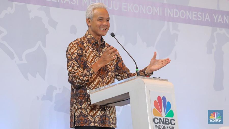 Bakal calon presiden Ganjar Pranowo dalam acara Sarasehan 100 Ekonom Indonesia yang diselenggarakan oleh CNBC Indonesia dan INDEF di Menara Bank Mega, Jakarta, Rabu (8/11/2023). (CNBC Indonesia/Faisal Rahman)