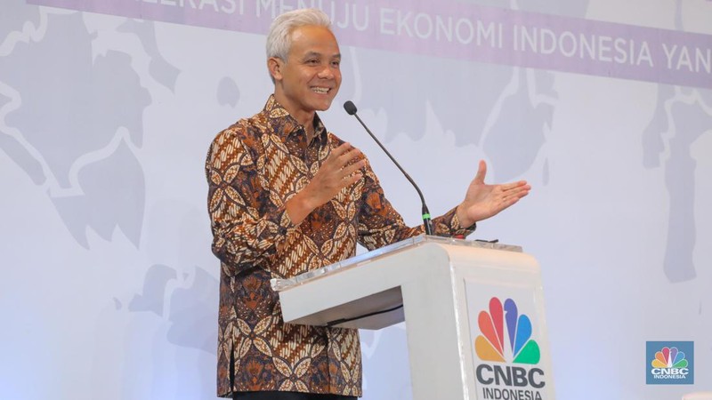 Bakal calon presiden Ganjar Pranowo dalam acara Sarasehan 100 Ekonom Indonesia yang diselenggarakan oleh CNBC Indonesia dan INDEF di Menara Bank Mega, Jakarta, Rabu (8/11/2023). (CNBC Indonesia/Faisal Rahman)
