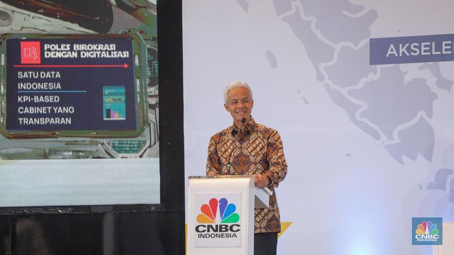 Bakal calon presiden Ganjar Pranowo dalam acara Sarasehan 100 Ekonom Indonesia yang diselenggarakan oleh CNBC Indonesia dan INDEF di Menara Bank Mega, Jakarta, Rabu (8/11/2023). (CNBC Indonesia/Faisal Rahman)