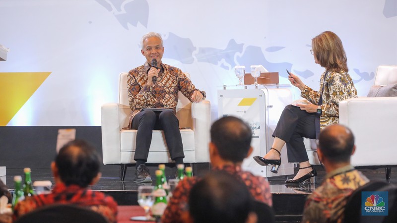 Bakal calon presiden Ganjar Pranowo dalam acara Sarasehan 100 Ekonom Indonesia yang diselenggarakan oleh CNBC Indonesia dan INDEF di Menara Bank Mega, Jakarta, Rabu (8/11/2023). (CNBC Indonesia/Faisal Rahman)