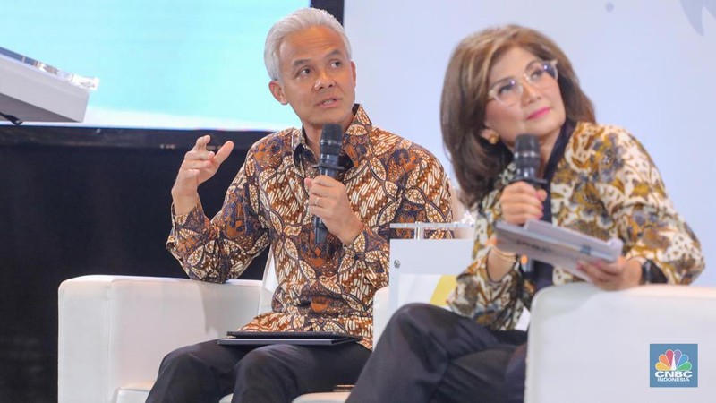 Bakal calon presiden Ganjar Pranowo dalam acara Sarasehan 100 Ekonom Indonesia yang diselenggarakan oleh CNBC Indonesia dan INDEF di Menara Bank Mega, Jakarta, Rabu (8/11/2023). (CNBC Indonesia/Faisal Rahman)