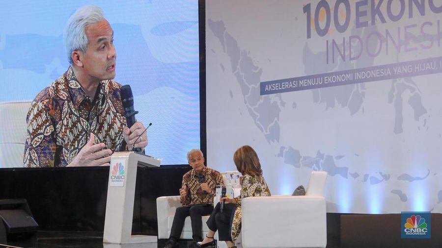 Bakal calon presiden Ganjar Pranowo dalam acara Sarasehan 100 Ekonom Indonesia yang diselenggarakan oleh CNBC Indonesia dan INDEF di Menara Bank Mega, Jakarta, Rabu (8/11/2023). (CNBC Indonesia/Faisal Rahman)