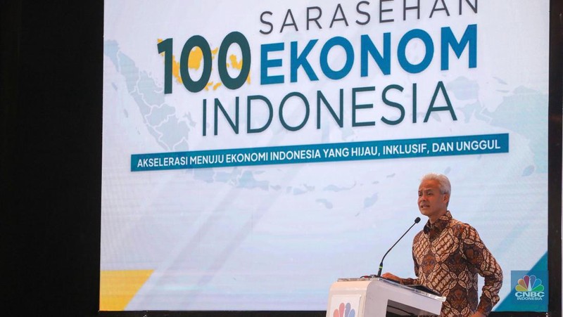Bakal calon presiden Ganjar Pranowo dalam acara Sarasehan 100 Ekonom Indonesia yang diselenggarakan oleh CNBC Indonesia dan INDEF di Menara Bank Mega, Jakarta, Rabu (8/11/2023). (CNBC Indonesia/Faisal Rahman)