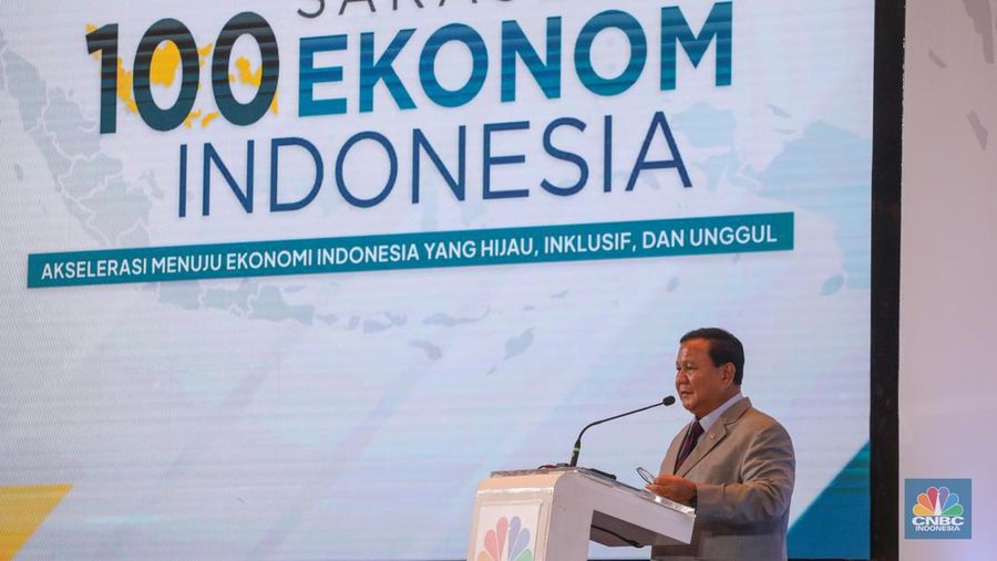 Bakal calon presiden Prabowo Subianto dalam acara Sarasehan 100 Ekonom Indonesia yang diselenggarakan oleh վ dan INDEF di Menara Bank Mega, Jakarta, Rabu (8/11/2023). (վ/Faisal Rahman)
