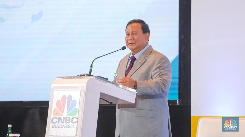 Bakal calon presiden Prabowo Subianto dalam acara Sarasehan 100 Ekonom Indonesia yang diselenggarakan oleh վ dan INDEF di Menara Bank Mega, Jakarta, Rabu (8/11/2023). (վ/Faisal Rahman)