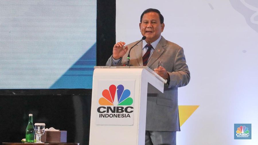 Bakal calon presiden Prabowo Subianto dalam acara Sarasehan 100 Ekonom Indonesia yang diselenggarakan oleh վ dan INDEF di Menara Bank Mega, Jakarta, Rabu (8/11/2023). (վ/Faisal Rahman)