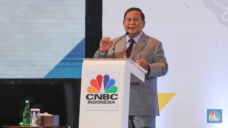 Bakal calon presiden Prabowo Subianto dalam acara Sarasehan 100 Ekonom Indonesia yang diselenggarakan oleh վ dan INDEF di Menara Bank Mega, Jakarta, Rabu (8/11/2023). (վ/Faisal Rahman)