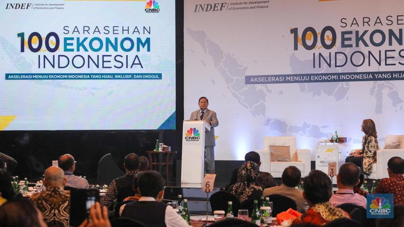 Bakal calon presiden Prabowo Subianto dalam acara Sarasehan 100 Ekonom Indonesia yang diselenggarakan oleh վ dan INDEF di Menara Bank Mega, Jakarta, Rabu (8/11/2023). (վ/Faisal Rahman)