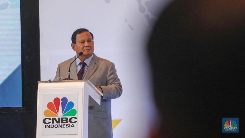 Bakal calon presiden Prabowo Subianto dalam acara Sarasehan 100 Ekonom Indonesia yang diselenggarakan oleh վ dan INDEF di Menara Bank Mega, Jakarta, Rabu (8/11/2023). (վ/Faisal Rahman)
