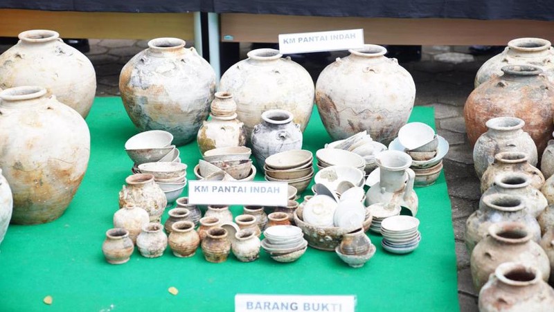 BMKT berupa harta karun berupa guci dan keramik pada zaman Dinasti Song yang berasal dari China pada abad 10 hingga 13 masehi yang diangkat secara ilegal. (Dok. KKP)