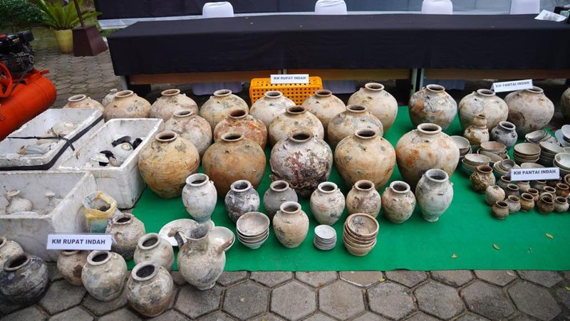 BMKT berupa harta karun berupa guci dan keramik pada zaman Dinasti Song yang berasal dari China pada abad 10 hingga 13 masehi yang diangkat secara ilegal. (Dok. KKP)