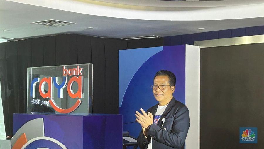 Direktur Utama Bank Raya Ida Bagus Ketut Subagia menunjukkan logo baru perusahaan. (CNBC Indonesia/Zefanya Aprilia)