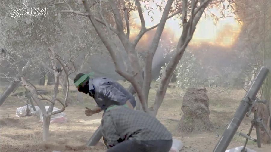 Gambar diam yang diambil dari video yang dirilis oleh Hamas menunjukkan apa yang dikatakannya sebagai pejuangnya menembakkan mortir ke pasukan Israel selama serangan darat Israel, di lokasi yang disebutkan sebagai Gaza, yang diperoleh Reuters pada 7 November 2023. (Hamas Military Wing/Handout via REUTERS)