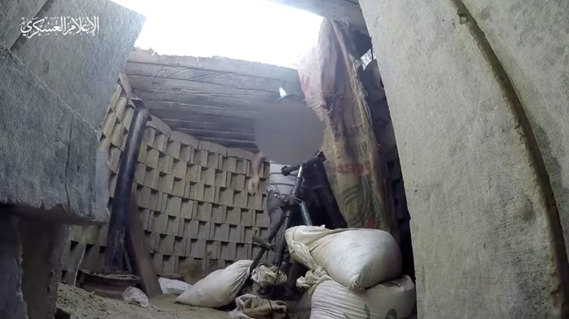 Gambar diam yang diambil dari video yang dirilis oleh Hamas menunjukkan apa yang dikatakannya sebagai pejuangnya menembakkan mortir ke pasukan Israel selama serangan darat Israel, di lokasi yang disebutkan sebagai Gaza, yang diperoleh Reuters pada 7 November 2023. (Hamas Military Wing/Handout via REUTERS)