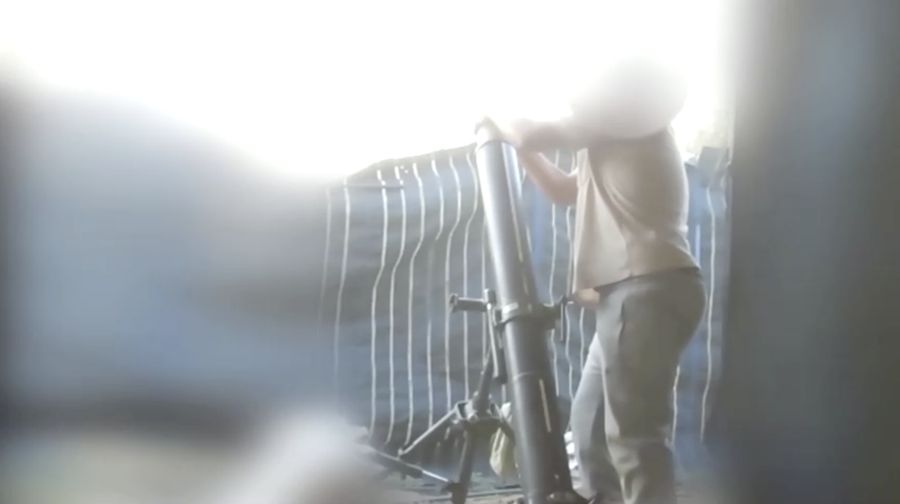 Gambar diam yang diambil dari video yang dirilis oleh Hamas menunjukkan apa yang dikatakannya sebagai pejuangnya menembakkan mortir ke pasukan Israel selama serangan darat Israel, di lokasi yang disebutkan sebagai Gaza, yang diperoleh Reuters pada 7 November 2023. (Hamas Military Wing/Handout via REUTERS)