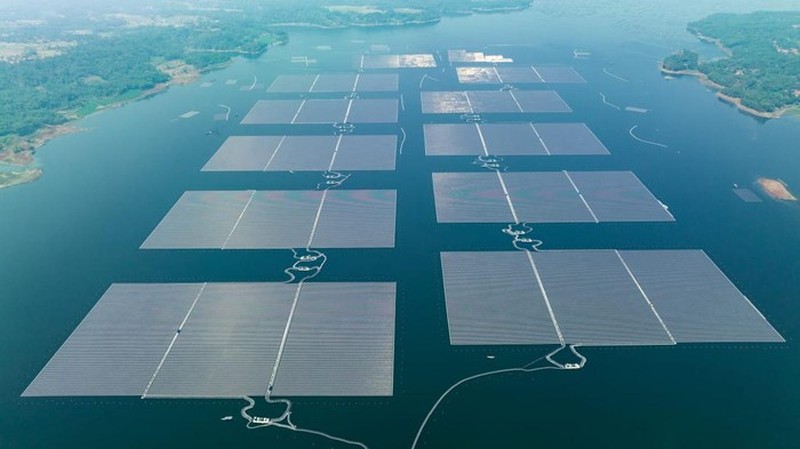Presiden Republik Indonesia Joko Widodo (empat dari kanan) saat memberikan sambutan dalam peresmian Pembangkit Listrik Tenaga Surya (PLTS) Terapung Cirata berkapasitas 192 Megawatt peak di Purwakarta, Jawa Barat, Kamis (9/11). Turut hadir dalam peresmian ini Menteri Perdagangan Luar Negeri Uni Emirat Arab Thani bin Ahmed Al Zeyoudi (tiga dari kanan, Menteri Badan Usaha Milik Negara Erick Thohir (empat dari kiri), Menteri Energi dan Sumber Daya Mineral Arifin Tasrif (dua dari kanan), Pj Gubernur Jawa Barat Bey Machmudin (tiga dari kiri), Direktur Utama PLN Darmawan Prasodjo (kiri), CEO Masdar, Mohamed Jameel Al Ramahi (kanan) dan Pj Bupati Purwakarta Benni Irwan (dua dari kiri). (Dok: PT PLN (Persero)