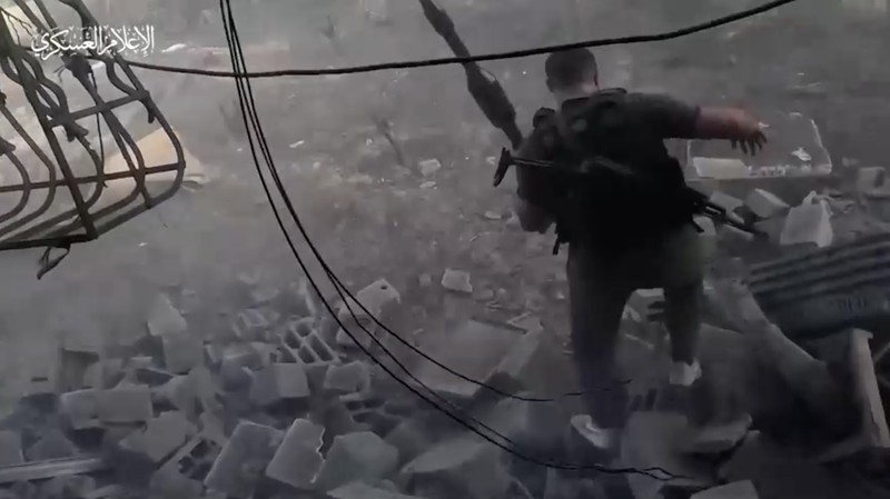 Gambar diam yang diambil dari video yang dirilis oleh Hamas menunjukkan apa yang dikatakannya sebagai pejuangnya menembakkan mortir ke pasukan Israel selama serangan darat Israel, di lokasi yang disebutkan sebagai Gaza, yang diperoleh Reuters pada 7 November 2023. Gambar diam yang diambil dari video yang dirilis oleh Hamas menunjukkan apa yang dikatakannya sebagai pejuangnya menembakkan mortir ke pasukan Israel selama serangan darat Israel, di lokasi yang disebutkan sebagai Gaza, yang diperoleh Reuters pada 7 November 2023. (Hamas Military Wing/Handout via REUTERS)