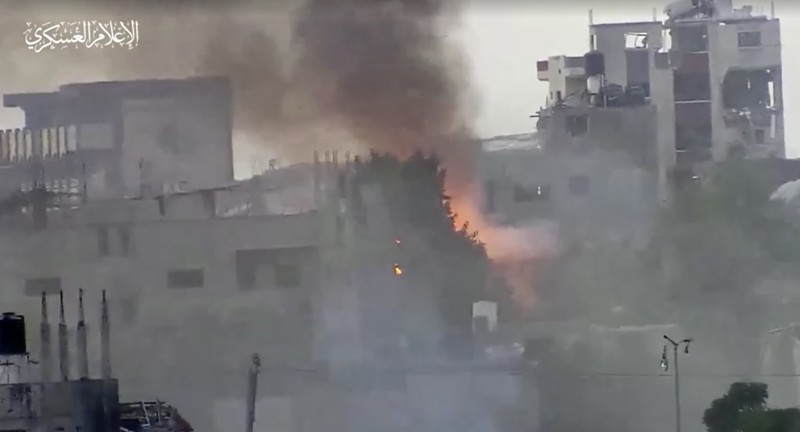 Gambar diam yang diambil dari video yang dirilis oleh Hamas menunjukkan apa yang dikatakannya sebagai pejuangnya menembakkan mortir ke pasukan Israel selama serangan darat Israel, di lokasi yang disebutkan sebagai Gaza, yang diperoleh Reuters pada 7 November 2023. (Hamas Military Wing/Handout via REUTERS)