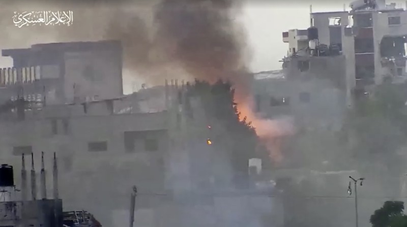Gambar diam yang diambil dari video yang dirilis oleh Hamas menunjukkan apa yang dikatakannya sebagai pejuangnya menembakkan mortir ke pasukan Israel selama serangan darat Israel, di lokasi yang disebutkan sebagai Gaza, yang diperoleh Reuters pada 7 November 2023. (Hamas Military Wing/Handout via REUTERS)