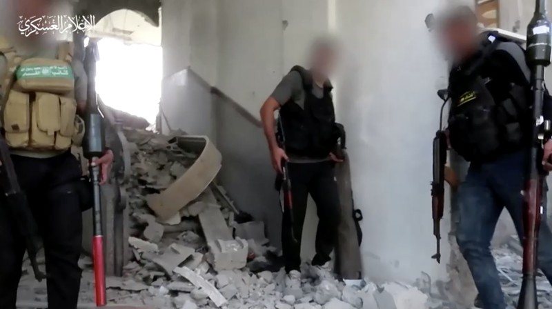 Gambar diam yang diambil dari video yang dirilis oleh Hamas menunjukkan apa yang dikatakannya sebagai pejuangnya menembakkan mortir ke pasukan Israel selama serangan darat Israel, di lokasi yang disebutkan sebagai Gaza, yang diperoleh Reuters pada 7 November 2023. Gambar diam yang diambil dari video yang dirilis oleh Hamas menunjukkan apa yang dikatakannya sebagai pejuangnya menembakkan mortir ke pasukan Israel selama serangan darat Israel, di lokasi yang disebutkan sebagai Gaza, yang diperoleh Reuters pada 7 November 2023. (Hamas Military Wing/Handout via REUTERS)