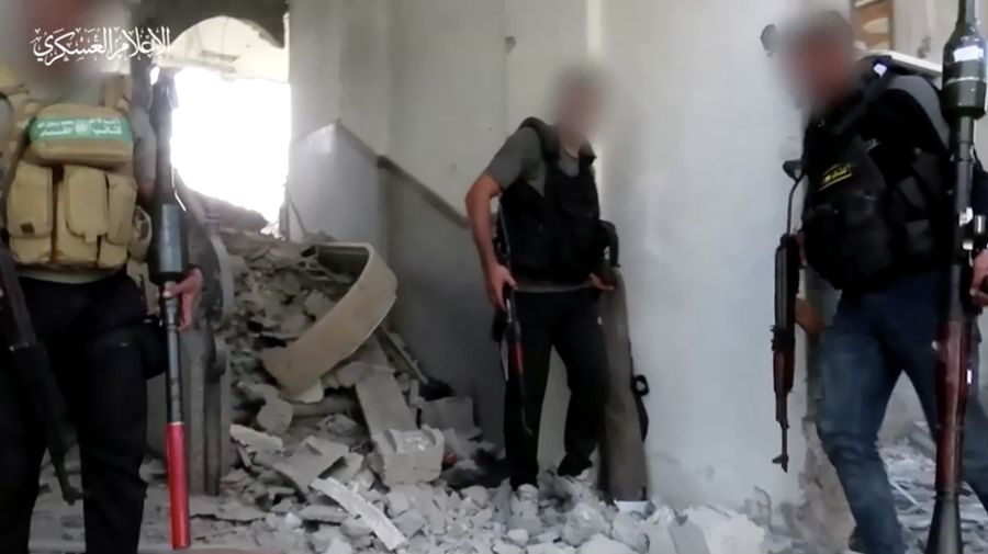 Gambar diam yang diambil dari video yang dirilis oleh Hamas menunjukkan apa yang dikatakannya sebagai pejuangnya menembakkan mortir ke pasukan Israel selama serangan darat Israel, di lokasi yang disebutkan sebagai Gaza, yang diperoleh Reuters pada 7 November 2023. (Hamas Military Wing/Handout via REUTERS)