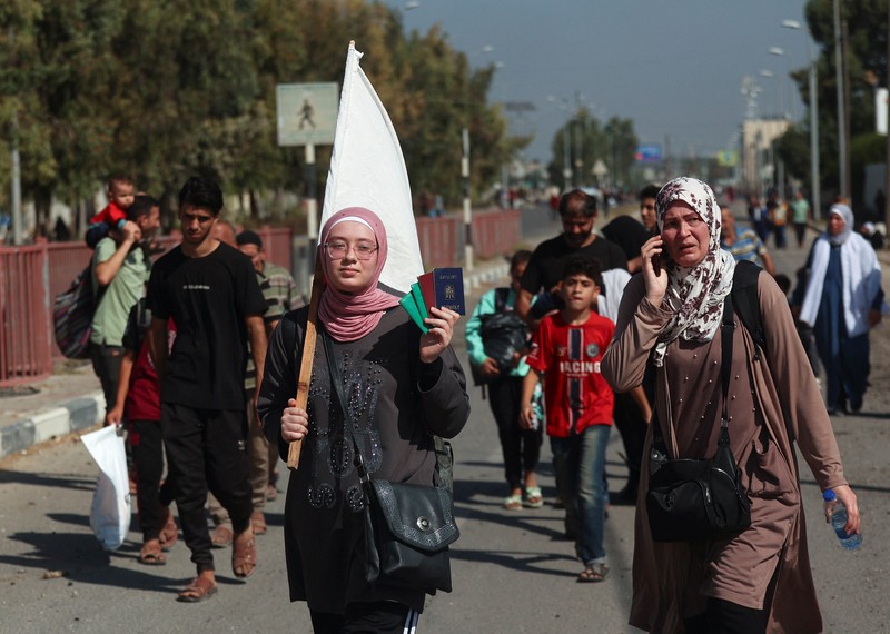 Sejumlah warga Palestina berbondong-bondong jalan sambil mengibarkan bendera putih saat mereka mengikuti perintah Israel untuk evakuasi dari Gaza utara ke selatan. (AP Photo/Abed Khaled) Sejumlah warga Palestina berbondong-bondong jalan sambil mengibarkan bendera putih saat mereka mengikuti perintah Israel untuk evakuasi dari Gaza utara ke selatan. (AP Photo/Abed Khaled)