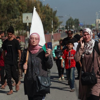 Potret Warga Gaza Kibarkan Bendera Putih Perintah Israel