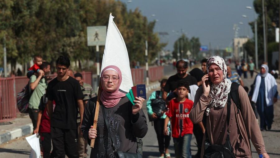 Sejumlah warga Palestina berbondong-bondong jalan sambil mengibarkan bendera putih saat mereka mengikuti perintah Israel untuk evakuasi dari Gaza utara ke selatan. (AP Photo/Abed Khaled)