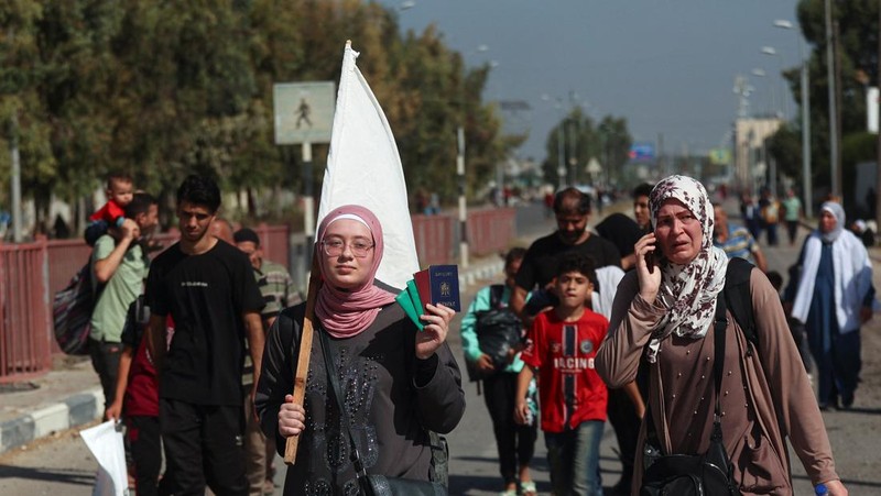 Sejumlah warga Palestina berbondong-bondong jalan sambil mengibarkan bendera putih saat mereka mengikuti perintah Israel untuk evakuasi dari Gaza utara ke selatan. (AP Photo/Abed Khaled)