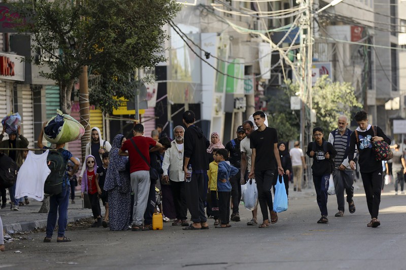 Sejumlah warga Palestina berbondong-bondong jalan sambil mengibarkan bendera putih saat mereka mengikuti perintah Israel untuk evakuasi dari Gaza utara ke selatan. (AP Photo/Abed Khaled) Sejumlah warga Palestina berbondong-bondong jalan sambil mengibarkan bendera putih saat mereka mengikuti perintah Israel untuk evakuasi dari Gaza utara ke selatan. (AP Photo/Abed Khaled)