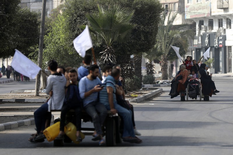 Sejumlah warga Palestina berbondong-bondong jalan sambil mengibarkan bendera putih saat mereka mengikuti perintah Israel untuk evakuasi dari Gaza utara ke selatan. (AP Photo/Abed Khaled) Sejumlah warga Palestina berbondong-bondong jalan sambil mengibarkan bendera putih saat mereka mengikuti perintah Israel untuk evakuasi dari Gaza utara ke selatan. (AP Photo/Abed Khaled)