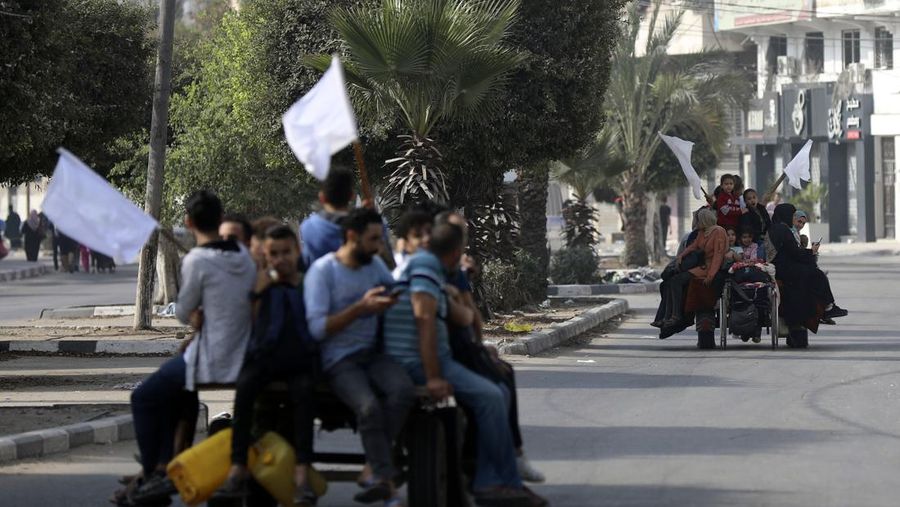 Sejumlah warga Palestina berbondong-bondong jalan sambil mengibarkan bendera putih saat mereka mengikuti perintah Israel untuk evakuasi dari Gaza utara ke selatan. (AP Photo/Abed Khaled)