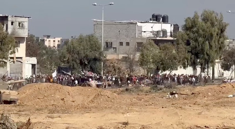 Sejumlah warga Palestina berbondong-bondong jalan sambil mengibarkan bendera putih saat mereka mengikuti perintah Israel untuk evakuasi dari Gaza utara ke selatan. (AP Photo/Abed Khaled) Sejumlah warga Palestina berbondong-bondong jalan sambil mengibarkan bendera putih saat mereka mengikuti perintah Israel untuk evakuasi dari Gaza utara ke selatan. (AP Photo/Abed Khaled)