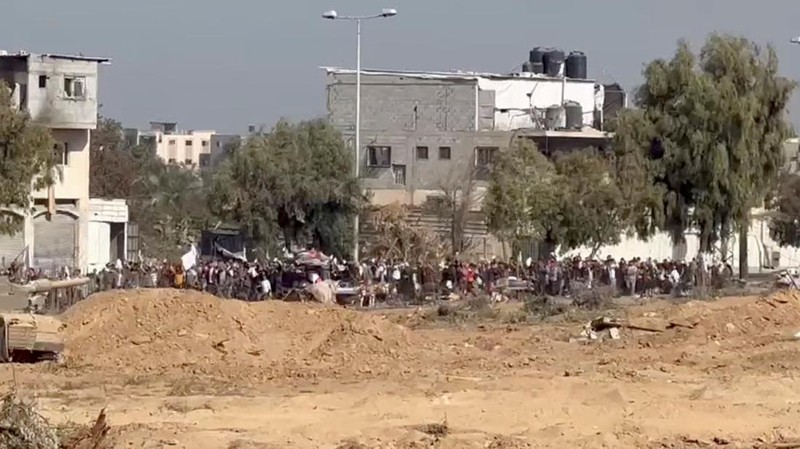 Sejumlah warga Palestina berbondong-bondong jalan sambil mengibarkan bendera putih saat mereka mengikuti perintah Israel untuk evakuasi dari Gaza utara ke selatan. (AP Photo/Abed Khaled)