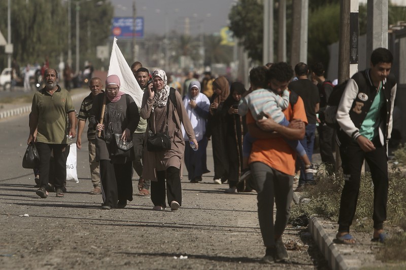 Sejumlah warga Palestina berbondong-bondong jalan sambil mengibarkan bendera putih saat mereka mengikuti perintah Israel untuk evakuasi dari Gaza utara ke selatan. (AP Photo/Abed Khaled) Sejumlah warga Palestina berbondong-bondong jalan sambil mengibarkan bendera putih saat mereka mengikuti perintah Israel untuk evakuasi dari Gaza utara ke selatan. (AP Photo/Abed Khaled)