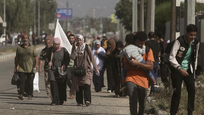 Sejumlah warga Palestina berbondong-bondong jalan sambil mengibarkan bendera putih saat mereka mengikuti perintah Israel untuk evakuasi dari Gaza utara ke selatan. (AP Photo/Abed Khaled)