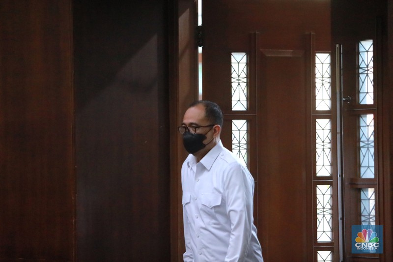 Terdakwa kasus gratifikasi dan TPPU Rafael Alun Trisambodo menjalani sidang lanjutan di Pengadilan Tipikor, Jakarta, Pusat, Rabu, (8/11/2023). (CNBC Indonesia/Muhammad Sabki) Terdakwa kasus gratifikasi dan TPPU Rafael Alun Trisambodo menjalani sidang lanjutan di Pengadilan Tipikor, Jakarta, Pusat, Rabu, (8/11/2023). (CNBC Indonesia/Muhammad Sabki)