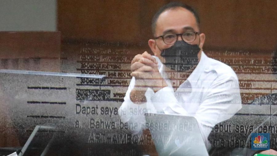 Terdakwa kasus gratifikasi dan TPPU Rafael Alun Trisambodo menjalani sidang lanjutan di Pengadilan Tipikor, Jakarta, Pusat, Rabu, (8/11/2023). (CNBC Indonesia/Muhammad Sabki)
