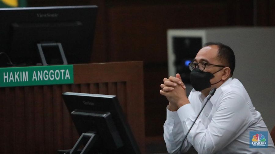 Terdakwa kasus gratifikasi dan TPPU Rafael Alun Trisambodo menjalani sidang lanjutan di Pengadilan Tipikor, Jakarta, Pusat, Rabu, (8/11/2023). (CNBC Indonesia/Muhammad Sabki)
