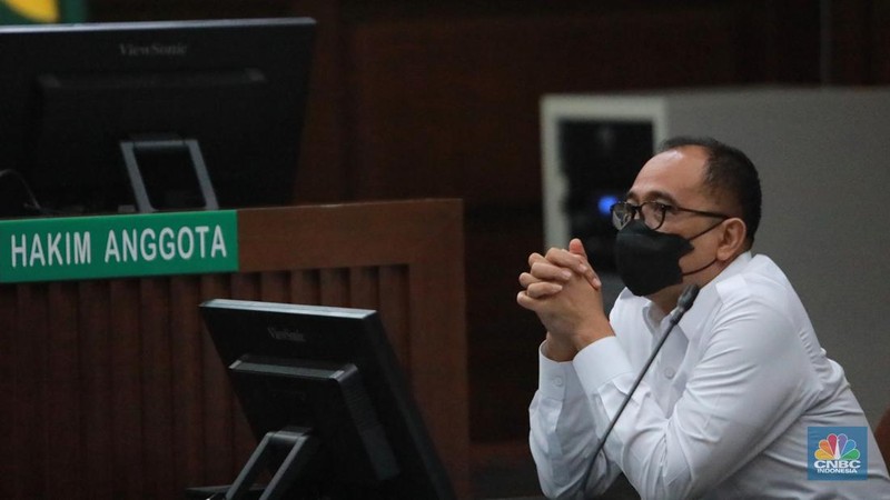 Terdakwa kasus gratifikasi dan TPPU Rafael Alun Trisambodo menjalani sidang lanjutan di Pengadilan Tipikor, Jakarta, Pusat, Rabu, (8/11/2023). (CNBC Indonesia/Muhammad Sabki)