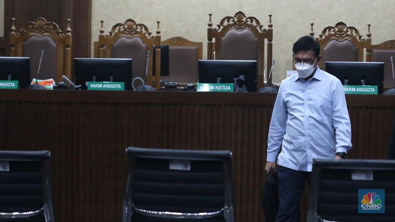Terdakwa kasus korupsi BTS Johnny G Plate bersiap mengikuti sidang putusan di Pengadilan Tipikor, Jakarta, Rabu (8/11/2023). (CNBC Indonesia/Muhammad Sabki)
