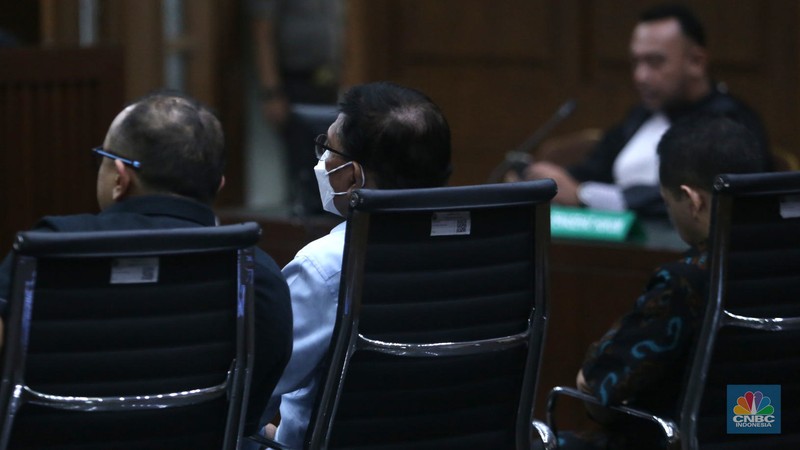 Terdakwa kasus korupsi BTS Johnny G Plate bersiap mengikuti sidang putusan di Pengadilan Tipikor, Jakarta, Rabu (8/11/2023). (CNBC Indonesia/Muhammad Sabki)