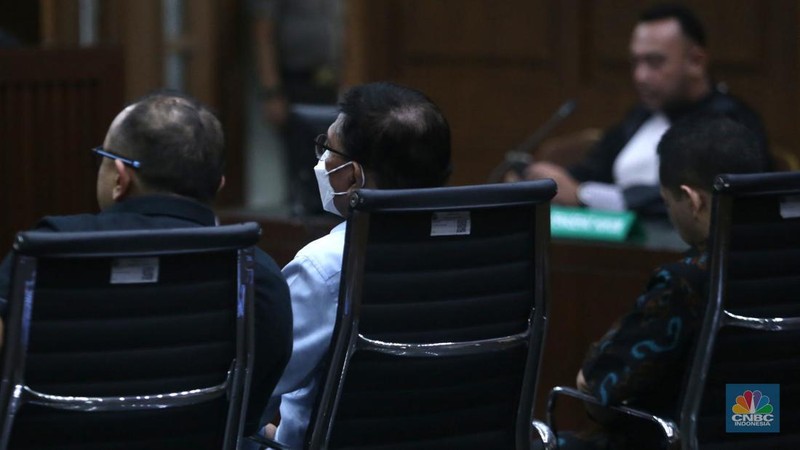 Terdakwa kasus korupsi BTS Johnny G Plate bersiap mengikuti sidang putusan di Pengadilan Tipikor, Jakarta, Rabu (8/11/2023). (CNBC Indonesia/Muhammad Sabki)