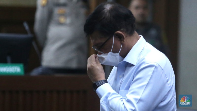 Terdakwa kasus korupsi BTS Johnny G Plate bersiap mengikuti sidang putusan di Pengadilan Tipikor, Jakarta, Rabu (8/11/2023). (CNBC Indonesia/Muhammad Sabki)