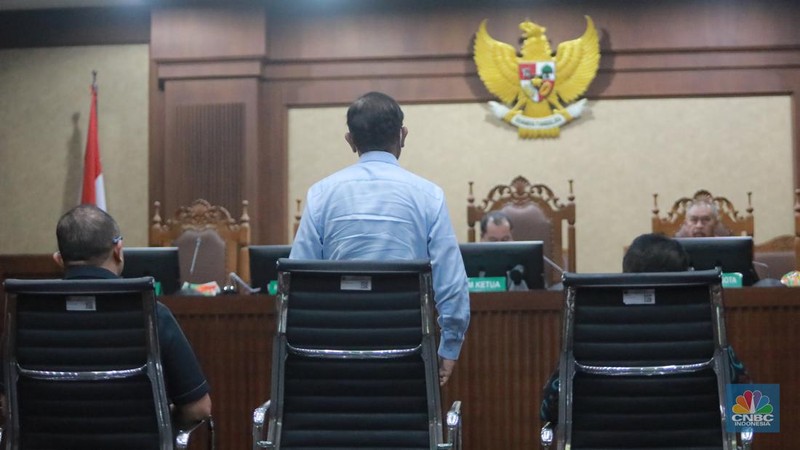Terdakwa kasus korupsi BTS Johnny G Plate bersiap mengikuti sidang putusan di Pengadilan Tipikor, Jakarta, Rabu (8/11/2023). (CNBC Indonesia/Muhammad Sabki)