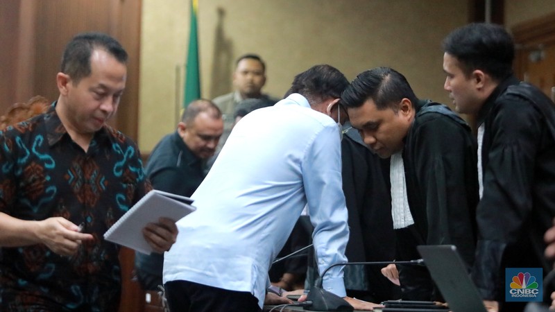 Terdakwa kasus korupsi BTS Johnny G Plate bersiap mengikuti sidang putusan di Pengadilan Tipikor, Jakarta, Rabu (8/11/2023). Terdakwa kasus korupsi BTS Johnny G Plate bersiap mengikuti sidang putusan di Pengadilan Tipikor, Jakarta, Rabu (8/11/2023). (CNBC Indonesia/Muhammad Sabki)