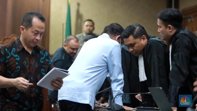Terdakwa kasus korupsi BTS Johnny G Plate bersiap mengikuti sidang putusan di Pengadilan Tipikor, Jakarta, Rabu (8/11/2023). (CNBC Indonesia/Muhammad Sabki)